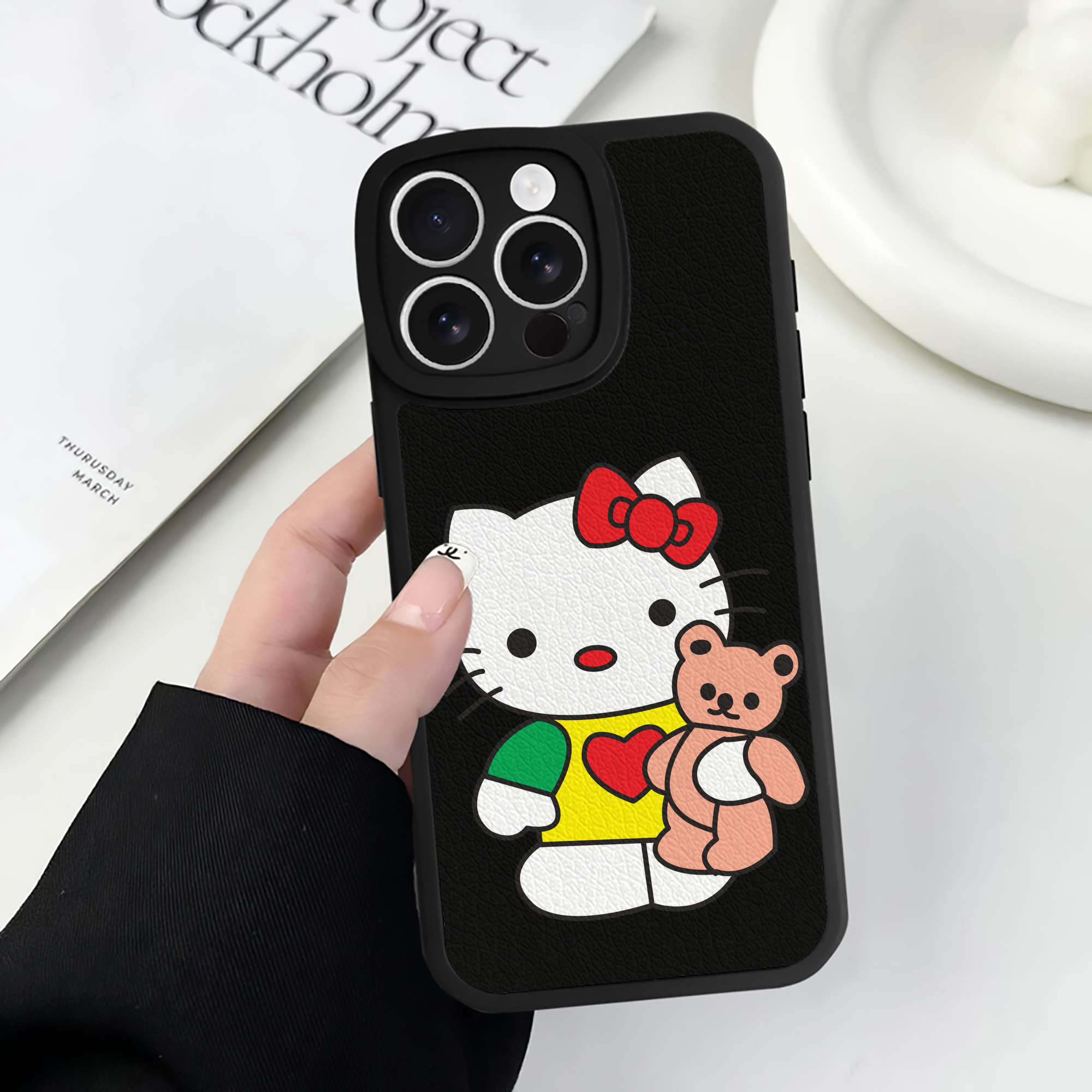 （画像用） Hello Kitty ハローキティ 【iPhone 16シリーズ対応】シリコンスマホケース（レザー調） 材質：シリコン